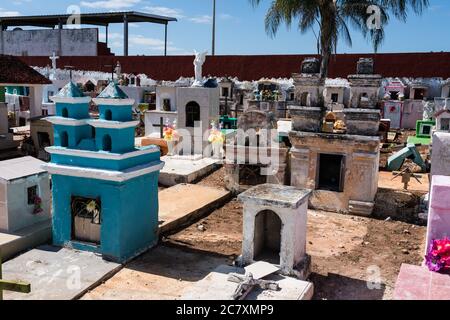 Lapidi colorate in un cimitero a Cacalchen, Yucatan, Messico. Foto Stock