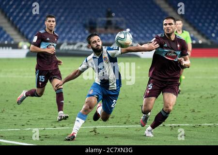 Barcellona, Spagna. 19 luglio 2020. Matias Vargas (C) di RCD Espanyol vies con Yokuslu di RC Celta durante una partita di campionato spagnola la Liga tra RCD Espanyol e RC Celta a Barcellona, Spagna, 19 luglio 2020. Credit: Joan Gosa/Xinhua/Alamy Live News Foto Stock