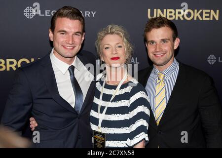 L'attore ininterrotto Alex Russell arriva sul tappeto rosso con sua madre e suo fratello per la prima mondiale di ‘ininterrotto’ al Teatro di Stato, Market St Foto Stock