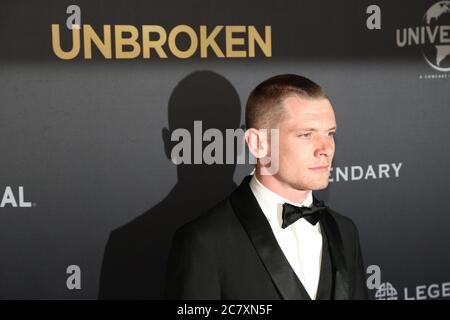 Jack o’Connell che interpreta il protagonista Louie Zamperini arriva sul tappeto rosso per la prima mondiale di ‘ininterrotta’ al Teatro di Stato, Marke Foto Stock