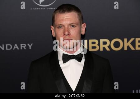 Jack o’Connell che interpreta il protagonista Louie Zamperini arriva sul tappeto rosso per la prima mondiale di ‘ininterrotta’ al Teatro di Stato, Marke Foto Stock