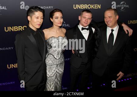 Produttore e regista ininterrotto Angelina Jolie con gli attori Miyavi, Jack o’Connell e Matthew Baer sul tappeto rosso per la prima mondiale di ‘Unbroke Foto Stock