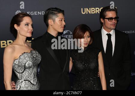 Produttore e regista ininterrotto Angelina Jolie con l'attore Miyavi, il partner Melody Ishihara e Brad Pitt sul tappeto rosso per la prima mondiale di ‘un Foto Stock