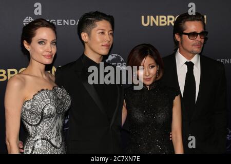 Produttore e regista ininterrotto Angelina Jolie con l'attore Miyavi, il partner Melody Ishihara e Brad Pitt sul tappeto rosso per la prima mondiale di ‘un Foto Stock