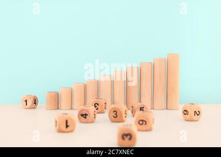 Blocchi di legno come barra di grafico crescente. Pila di dadi su tavolo bianco. Concetto per il rischio, la probabilità o la crescita aziendale. Foto Stock