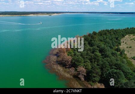 14 luglio 2020, Brandenburg, Sedlitz: Il lago Sedlitz nella regione del lago Lusazia. Il livello massimo dell'acqua del lago Sedlitz non è ancora stato raggiunto. Il lago Sedlitz fa parte della catena dei laghi del Lusatian Lakeland e si trova nei quartieri amministrativi di Oberspreewald-Lausitz. Da giugno la miniera a cielo aperto di Sedlitz è stata limata per conto della Lausitzer und Mitteldeutsche Bergbau-Verwaltungsgesellschaft mbH (LMBV). Questa prima neutralizzazione viene effettuata con il proprio serbatoio di trattamento delle acque della LMBV Klara, già in funzione sul lago Partwitz. La misura dovrebbe essere auto Foto Stock