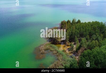 14 luglio 2020, Brandenburg, Sedlitz: Il lago Sedlitz nella regione del lago Lusazia. Il livello massimo dell'acqua del lago Sedlitz non è ancora stato raggiunto. Il lago Sedlitz fa parte della catena dei laghi del Lusatian Lakeland e si trova nei quartieri amministrativi di Oberspreewald-Lausitz. Da giugno la miniera a cielo aperto di Sedlitz è stata limata per conto della Lausitzer und Mitteldeutsche Bergbau-Verwaltungsgesellschaft mbH (LMBV). Questa prima neutralizzazione viene effettuata con il proprio serbatoio di trattamento delle acque della LMBV Klara, già in funzione sul lago Partwitz. La misura dovrebbe essere auto Foto Stock