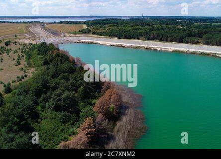 14 luglio 2020, Brandenburg, Sedlitz: Il lago Sedlitz nella regione del lago Lusazia. Il livello massimo dell'acqua del lago Sedlitz non è ancora stato raggiunto. Il lago Sedlitz fa parte della catena dei laghi del Lusatian Lakeland e si trova nei quartieri amministrativi di Oberspreewald-Lausitz. Da giugno la miniera a cielo aperto di Sedlitz è stata limata per conto della Lausitzer und Mitteldeutsche Bergbau-Verwaltungsgesellschaft mbH (LMBV). Questa prima neutralizzazione viene effettuata con il proprio serbatoio di trattamento delle acque della LMBV Klara, già in funzione sul lago Partwitz. La misura dovrebbe essere auto Foto Stock