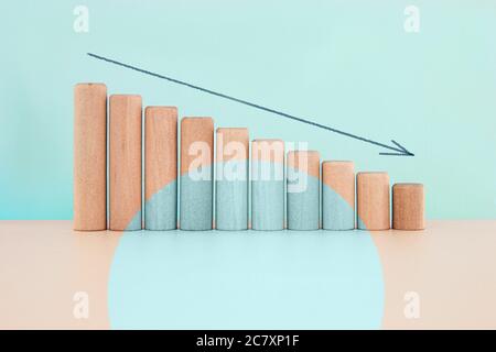 Grafico a blocchi in legno con freccia dritta, concetto di gestione finanziaria e di gestione del rischio Foto Stock