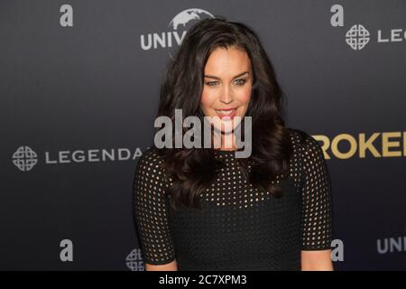 Megan Gale arriva sul tappeto rosso per la prima mondiale di ‘Unbroken’ al Teatro di Stato, Market Street, Sydney. Foto Stock