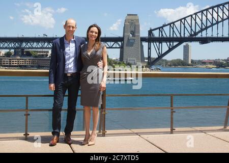 Angelina Jolie, la produttrice e regista del film 'ininterrotto' e Geoff Evans (australiano soldato in ambasciatore e attore nel film) partecipano a un ph Foto Stock