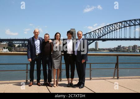 L-R: Geoff Evans (soldato australiano in ambasciatore e attore nel film), attore Jack o’Connell, produttore e regista Angelina Jolie, attore Takamasa Foto Stock