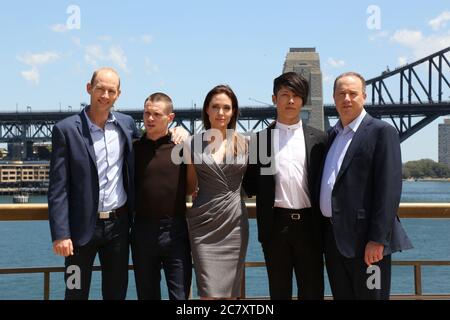 L-R: Geoff Evans (soldato australiano in ambasciatore e attore nel film), attore Jack o’Connell, produttore e regista Angelina Jolie, attore Takamasa Foto Stock