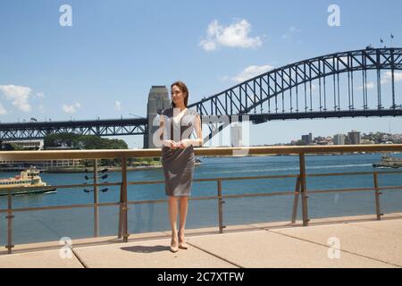 Produttore e regista ininterrotto Angelina Jolie di fronte al Sydney Harbour Bridge per una telefonata per promuovere il suo nuovo film. Foto Stock