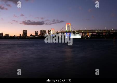 ponte dell'arcobaleno a tokyo al tramonto. lunga esposizione Foto Stock