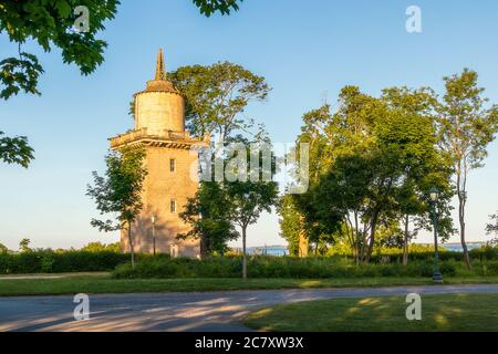 Splendida vista sulla storica torre dell'acqua dell'Harkness Memorial state Park, Connecticut, USA, al tramonto Foto Stock