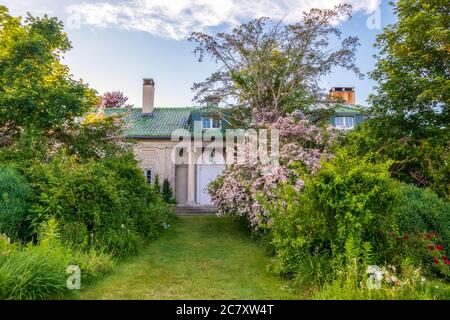Splendida vista su una piccola casa nel Harkness Memorial state Park, Connecticut, Stati Uniti, al tramonto Foto Stock