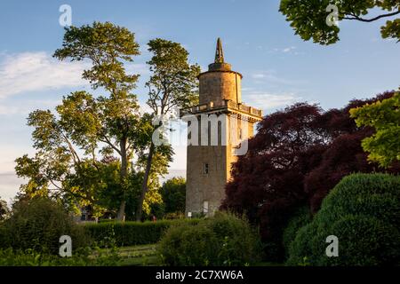 Splendida vista sulla storica torre dell'acqua dell'Harkness Memorial state Park, Connecticut, USA, al tramonto Foto Stock