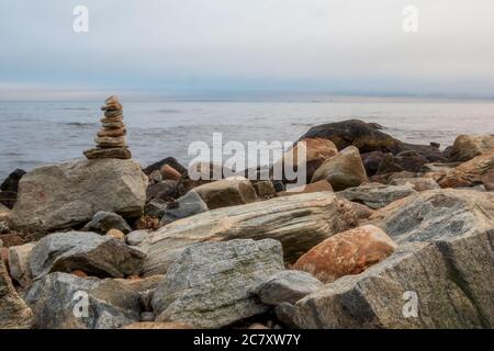 Un'altura di pietra sulla riva dell'oceano nel Connecticut, Stati Uniti, vicino all'Harkness Memorial state Park Foto Stock