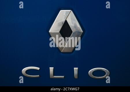 Il Logo Di Renault Clio Sull'automobile Posteriore Rossa Ha Parcheggiato  Nella Via Immagine Stock Editoriale - Immagine di azionamento, cromo:  128868579