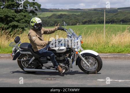 2011 Triumph Bonneville America 865; motociclista; due ruote di trasporto, moto, veicolo, strade, moto, motociclisti che guidano a Chorley, Regno Unito Foto Stock