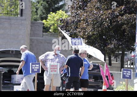 Gli operatori dei servizi essenziali sono visti protestare davanti all’ospedale di St. Joseph contro il decreto del governo dell’Ontario 195 Foto Stock