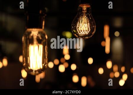 primo piano le lampadine lucenti in stile edison antico decorativo. sfocatura sfondo nero Foto Stock