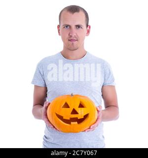 Halloween Concept - uomo con zucca Jack-o-Lanterna isolato su sfondo bianco Foto Stock