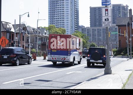 Canada Post consegna veicolo visto nel traffico in uscita per consegnare le e-mail nel centro della città Foto Stock