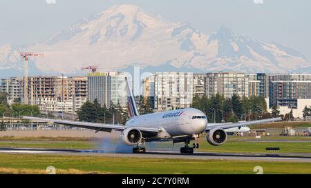 Richmond, British Columbia, Canada. 14 luglio 2020. Un Air France Boeing 777-200ER Wide-Body Jet (F-GSPY) atterra all'aeroporto internazionale di Vancouver, 14 luglio 2020. Sullo sfondo, il Monte dello Stato di Washington Baker, altitudine 3286 metri (10,781 piedi), sembra apparire sopra Fraser Valley della British Columbia. Credit: Bayne Stanley/ZUMA Wire/Alamy Live News Foto Stock