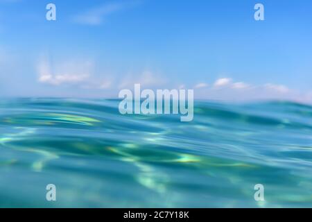 In estate sotto il mare di acqua oceanica con un raggio di sole dalla superficie per uno sfondo concept design Foto Stock