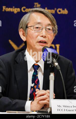 Il Dott. Shinya Iwamuro urologo e difensore della salute pubblica parla durante una conferenza stampa al Foreign Correspairs' Club of Japan (FCCJ) il 20 luglio 2020, Tokyo, Giappone. Kaori Kohga, che rappresenta i lavoratori e i club delle hostess in tutto il Giappone, è venuto al Club insieme al Dr. Iwamuro per parlare delle sfide degli operatori della vita notturna in mezzo alla pandemia di coronavirus, in cui i recenti casi di infezione sono stati aumento tra le persone nei loro 20 e 30. Credit: Rondrigo Reyes Marin/AFLO/Alamy Live News Foto Stock