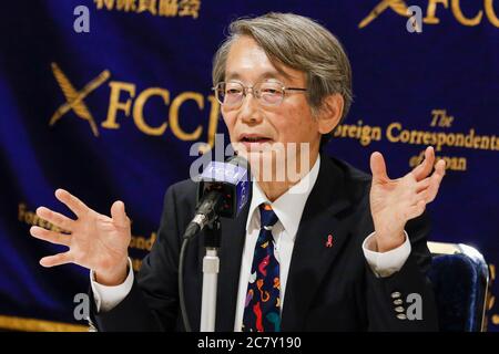 Il Dott. Shinya Iwamuro urologo e difensore della salute pubblica parla durante una conferenza stampa al Foreign Correspairs' Club of Japan (FCCJ) il 20 luglio 2020, Tokyo, Giappone. Kaori Kohga, che rappresenta i lavoratori e i club delle hostess in tutto il Giappone, è venuto al Club insieme al Dr. Iwamuro per parlare delle sfide degli operatori della vita notturna in mezzo alla pandemia di coronavirus, in cui i recenti casi di infezione sono stati aumento tra le persone nei loro 20 e 30. Credit: Rondrigo Reyes Marin/AFLO/Alamy Live News Foto Stock