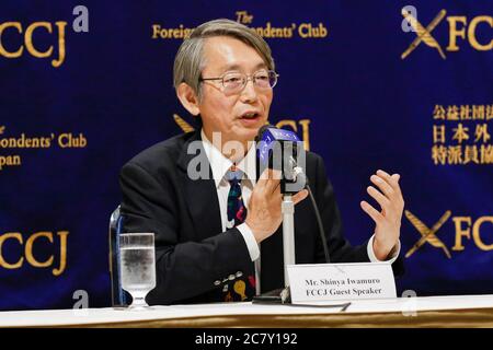 Il Dott. Shinya Iwamuro urologo e difensore della salute pubblica parla durante una conferenza stampa al Foreign Correspairs' Club of Japan (FCCJ) il 20 luglio 2020, Tokyo, Giappone. Kaori Kohga, che rappresenta i lavoratori e i club delle hostess in tutto il Giappone, è venuto al Club insieme al Dr. Iwamuro per parlare delle sfide degli operatori della vita notturna in mezzo alla pandemia di coronavirus, in cui i recenti casi di infezione sono stati aumento tra le persone nei loro 20 e 30. Credit: Rondrigo Reyes Marin/AFLO/Alamy Live News Foto Stock