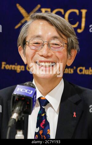 Il Dott. Shinya Iwamuro urologo e difensore della salute pubblica parla durante una conferenza stampa al Foreign Correspairs' Club of Japan (FCCJ) il 20 luglio 2020, Tokyo, Giappone. Kaori Kohga, che rappresenta i lavoratori e i club delle hostess in tutto il Giappone, è venuto al Club insieme al Dr. Iwamuro per parlare delle sfide degli operatori della vita notturna in mezzo alla pandemia di coronavirus, in cui i recenti casi di infezione sono stati aumento tra le persone nei loro 20 e 30. Credit: Rondrigo Reyes Marin/AFLO/Alamy Live News Foto Stock