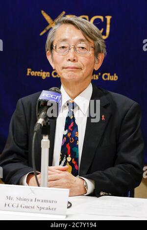 Il Dott. Shinya Iwamuro urologo e difensore della salute pubblica partecipa ad una conferenza stampa presso il Foreign Correspairs' Club of Japan (FCCJ) il 20 luglio 2020, Tokyo, Giappone. Kaori Kohga, che rappresenta i lavoratori e i club delle hostess in tutto il Giappone, è venuto al Club insieme al Dr. Iwamuro per parlare delle sfide degli operatori della vita notturna in mezzo alla pandemia di coronavirus, in cui i recenti casi di infezione sono stati aumento tra le persone nei loro 20 e 30. Credit: Rondrigo Reyes Marin/AFLO/Alamy Live News Foto Stock