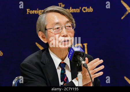 Il Dott. Shinya Iwamuro urologo e difensore della salute pubblica parla durante una conferenza stampa al Foreign Correspairs' Club of Japan (FCCJ) il 20 luglio 2020, Tokyo, Giappone. Kaori Kohga, che rappresenta i lavoratori e i club delle hostess in tutto il Giappone, è venuto al Club insieme al Dr. Iwamuro per parlare delle sfide degli operatori della vita notturna in mezzo alla pandemia di coronavirus, in cui i recenti casi di infezione sono stati aumento tra le persone nei loro 20 e 30. Credit: Rondrigo Reyes Marin/AFLO/Alamy Live News Foto Stock