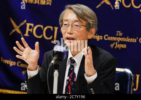 Il Dott. Shinya Iwamuro urologo e difensore della salute pubblica parla durante una conferenza stampa al Foreign Correspairs' Club of Japan (FCCJ) il 20 luglio 2020, Tokyo, Giappone. Kaori Kohga, che rappresenta i lavoratori e i club delle hostess in tutto il Giappone, è venuto al Club insieme al Dr. Iwamuro per parlare delle sfide degli operatori della vita notturna in mezzo alla pandemia di coronavirus, in cui i recenti casi di infezione sono stati aumento tra le persone nei loro 20 e 30. Credit: Rondrigo Reyes Marin/AFLO/Alamy Live News Foto Stock