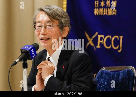 Il Dott. Shinya Iwamuro urologo e difensore della salute pubblica parla durante una conferenza stampa al Foreign Correspairs' Club of Japan (FCCJ) il 20 luglio 2020, Tokyo, Giappone. Kaori Kohga, che rappresenta i lavoratori e i club delle hostess in tutto il Giappone, è venuto al Club insieme al Dr. Iwamuro per parlare delle sfide degli operatori della vita notturna in mezzo alla pandemia di coronavirus, in cui i recenti casi di infezione sono stati aumento tra le persone nei loro 20 e 30. Credit: Rondrigo Reyes Marin/AFLO/Alamy Live News Foto Stock