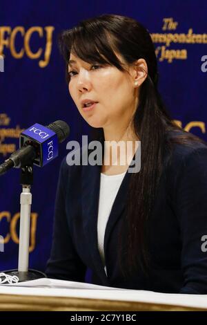 Kaori Kohga, responsabile della Nightlife Business Association, parla durante una conferenza stampa al Foreign Corresponders' Club of Japan (FCCJ) il 20 luglio 2020, Tokyo, Giappone. Kohga, che rappresenta i lavoratori e i club delle hostess in tutto il Giappone, è venuto al Club insieme al Dr. Shinya Iwamuro per parlare delle sfide degli operatori della vita notturna in mezzo alla pandemia del coronavirus, in cui i recenti casi di infezione sono stati aumento tra le persone nei loro 20 e 30. Credit: Rondrigo Reyes Marin/AFLO/Alamy Live News Foto Stock