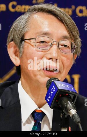 Il Dott. Shinya Iwamuro urologo e difensore della salute pubblica parla durante una conferenza stampa al Foreign Correspairs' Club of Japan (FCCJ) il 20 luglio 2020, Tokyo, Giappone. Kaori Kohga, che rappresenta i lavoratori e i club delle hostess in tutto il Giappone, è venuto al Club insieme al Dr. Iwamuro per parlare delle sfide degli operatori della vita notturna in mezzo alla pandemia di coronavirus, in cui i recenti casi di infezione sono stati aumento tra le persone nei loro 20 e 30. Credit: Rondrigo Reyes Marin/AFLO/Alamy Live News Foto Stock