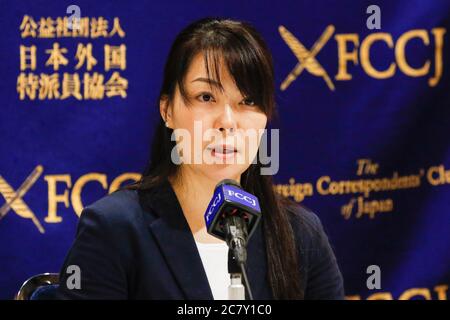 Kaori Kohga, responsabile della Nightlife Business Association, parla durante una conferenza stampa al Foreign Corresponders' Club of Japan (FCCJ) il 20 luglio 2020, Tokyo, Giappone. Kohga, che rappresenta i lavoratori e i club delle hostess in tutto il Giappone, è venuto al Club insieme al Dr. Shinya Iwamuro per parlare delle sfide degli operatori della vita notturna in mezzo alla pandemia del coronavirus, in cui i recenti casi di infezione sono stati aumento tra le persone nei loro 20 e 30. Credit: Rondrigo Reyes Marin/AFLO/Alamy Live News Foto Stock