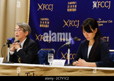 (L a R) il Dr. Shinya Iwamuro urologo e difensore della salute pubblica e Kaori Kohga capo della Nightlife Business Association, parlano durante una conferenza stampa al Foreign Corresponders' Club of Japan (FCCJ) il 20 luglio 2020, Tokyo, Giappone. Kohga, che rappresenta i lavoratori e i club delle hostess in tutto il Giappone, è venuto al Club insieme al Dr. Iwamuro per parlare delle sfide degli operatori della vita notturna in mezzo alla pandemia del coronavirus, in cui i recenti casi di infezione sono stati aumento tra le persone nei loro 20 e 30. Credit: Rondrigo Reyes Marin/AFLO/Alamy Live News Foto Stock