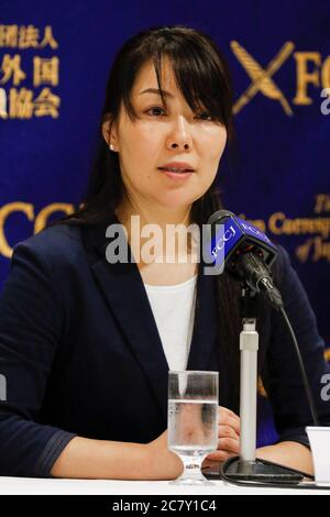 Kaori Kohga, responsabile della Nightlife Business Association, parla durante una conferenza stampa al Foreign Corresponders' Club of Japan (FCCJ) il 20 luglio 2020, Tokyo, Giappone. Kohga, che rappresenta i lavoratori e i club delle hostess in tutto il Giappone, è venuto al Club insieme al Dr. Shinya Iwamuro per parlare delle sfide degli operatori della vita notturna in mezzo alla pandemia del coronavirus, in cui i recenti casi di infezione sono stati aumento tra le persone nei loro 20 e 30. Credit: Rondrigo Reyes Marin/AFLO/Alamy Live News Foto Stock