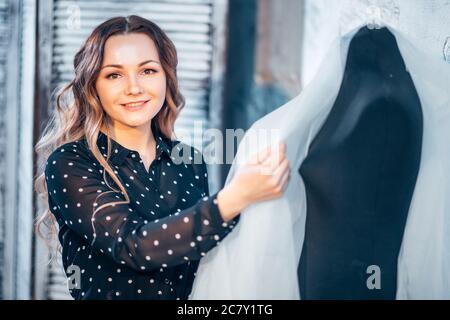 ritratto di giovane donna marinaio seduto vicino a macchina da cucire Foto Stock