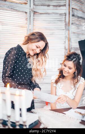 stilista e cliente di moda che sceglie il colore per il nuovo abito in officina Foto Stock