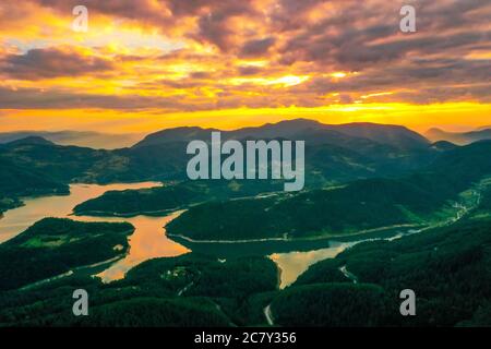 Vista sul lago Perucac e sul fiume Drina dalla montagna Tara in Serbia Foto Stock