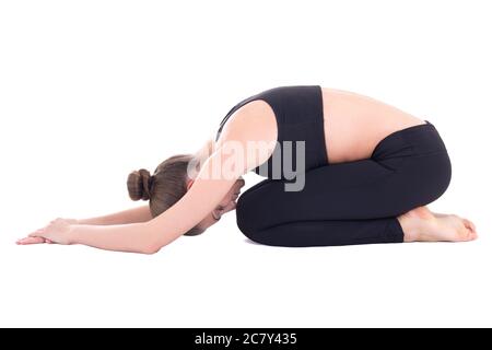 giovane bella donna in yoga posa 'bambino' isolato su sfondo bianco Foto Stock