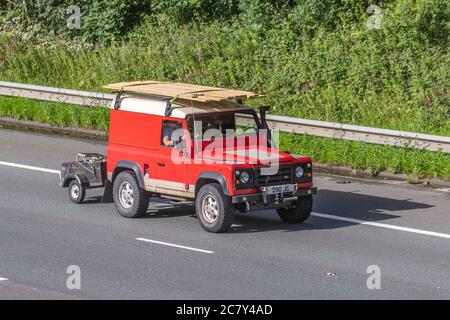 1991 90s n90 Red Land Rover 90 Defender Turbo Diesel; veicoli in movimento per il traffico veicolare, auto che guidano veicoli su strade del Regno Unito, motori, automobili sulla rete autostradale M6. Foto Stock