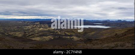 Ampio panorama colorato, vista panoramica sul paesaggio vulcanico a Lakagigar, catena craterica del vulcano Laki con licheni verdi, muschio e laghi Kambavatn e. Foto Stock